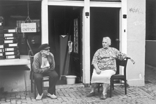 853958 Afbeelding van de Paling en zijn vrouw Ali Van de Hoeff bij hun winkel (De Uitdragerij) aan de Springweg 68 te ...